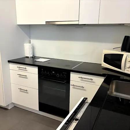 Cozy 2br Near - 8 아파트